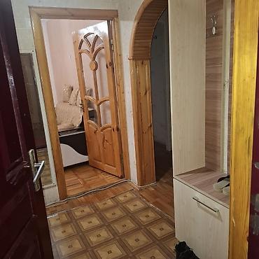 6 mkr: 4 otaqlı mənzil – tam mebellə Planlaşdırma: - Geniş dəhliz, taxta — 1