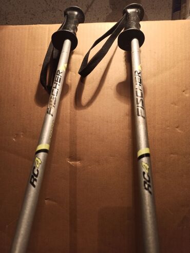 Oprema za skijanje: Četiri para skija različitih dužina i stanja. Detaljnije u — 11