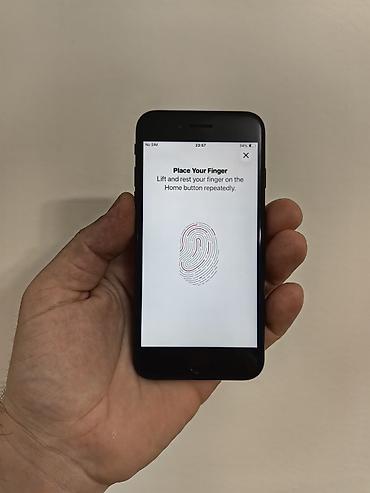 Apple iPhone: Iphone SE 2020 sa 64gb memorije, otključan za sve mreže. Radi otisak — 6