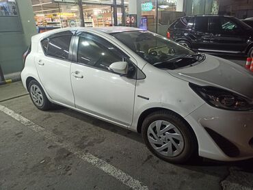 Toyota: Toyota Aqua Hybrid – ağ rəngli, 5 qapılı şəhər hetçbeki — 8