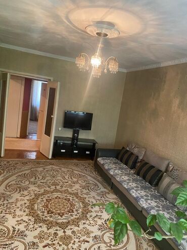 квартиру с мебелью: 2 комнаты, 60 м², 106 серия, 2 этаж, Старый ремонт