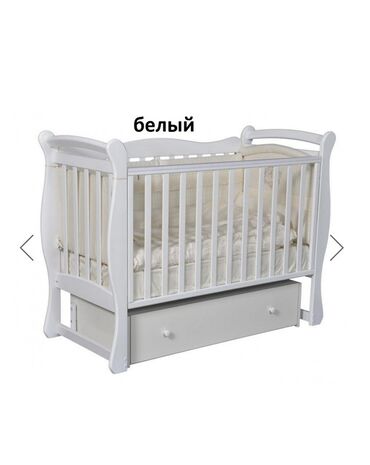 детская кроватка двухэтажная: Белая детская кроватка с классическим дизайном. Оснащена вертикальными