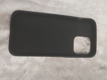 Kabrolar: Qara rəngli, sadə dizaynlı telefon kabro/kılıfı. Telefonu zədələnmədən