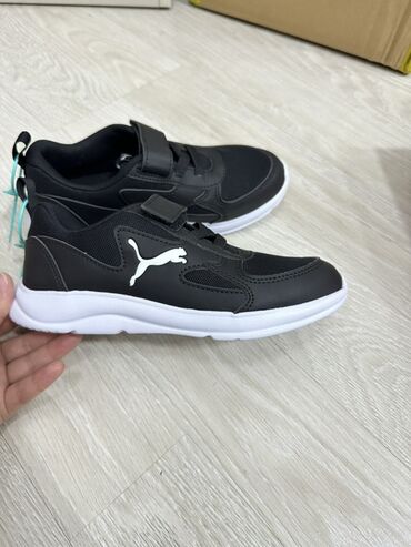 кроссовки 46 размер: Черные детские кроссовки Puma.
Модель Уни 
Размер -34