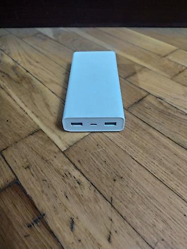 power bank satilir: İki USB çıxışlı portativ enerji bloku (powerbank) - Rəng: ağ, kompakt — 2