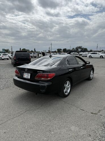 электро движок: Черный седан Lexus ES 300, оснащенный бензиновым двигателем объемом