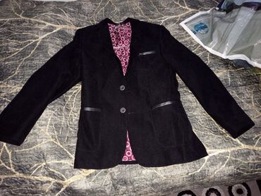 kişilər üçün qara şortiklər: Tünd rəngdə, uzunqol və dərin V-yaxalı kişilər üçün blazer. Blazerin