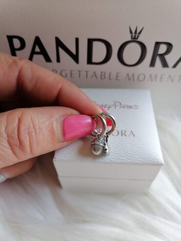 Minđuše: Pandora minđuše
Dobija se u kutijici
Cena:2100din — 28