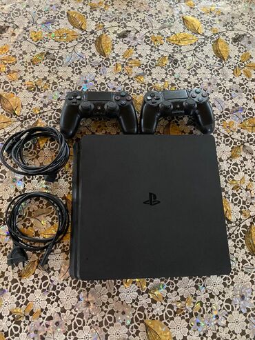 playstation 5 azn: PlayStation 4 slim ideal vəzyətdə üzərində 2 ədəd yeni kimi a class
