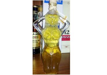 Ostali predmeti za kolekcionarstvo: Flaša medovace ukras Flaša medovace u obliku žene. Idealno za poklon