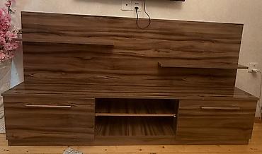 TV altlığı: TV stendi – “Nure” modeli • Material: taxta/MDF əsaslı, qoz naxışlı — 1