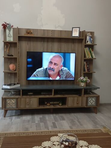 TV altlığı: Düz TV altlığı, Polkalı, Laminat