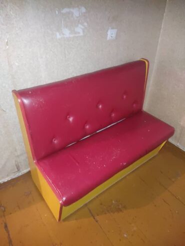 кара балта мебел: Түз диван, түсү - Кызыл, Колдонулган