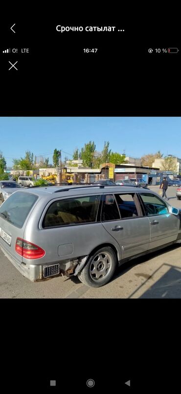 Mercedes-Benz: Автомобиль Mercedes-Benz в кузове универсал, серебристого цвета. На