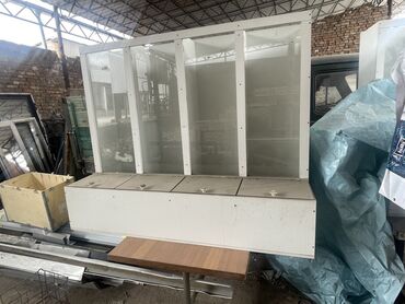 витрина обувного магазина: Прочная торговая витрина с прозрачными секциями и нижними отсеками с