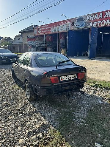 Унаа: Mitsubishi Carisma: 1998 г., 1.6 л, Кол менен иштөөчү, Бензин, Седан — 2