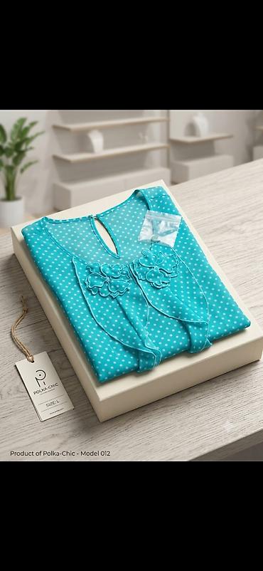 tera siqaret: Polka-Chic qadın bluzası – Model 012 - Rəng: firuzə-mavi, xırda ağ — 1