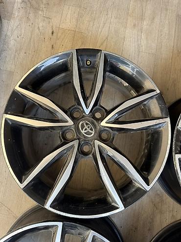 Шины и диски: Комплект оригинальных литых дисков Toyota (4 шт.) - Диаметр: 17 - — 2