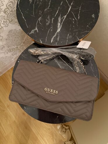 qaşlı canta: Çiyin çantası, Guess, Yeni