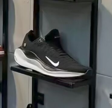 Спорттук бут кийим: Легкие беговые кроссовки Nike (черный цвет с белым логотипом). -