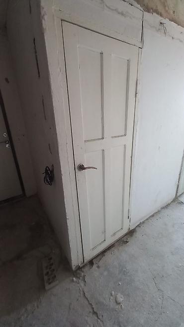 berber mirror second hand: Межкомнатная дверь, Б/у, Глухие, Одностворчатая, Деревянная, Распашная, цвет - Белый — 1