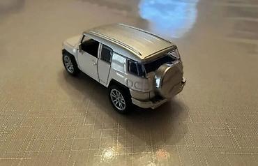 nerf satisi: Ağ rəngli metal oyuncaq ofroud SUV maketi. - Material: die-cast metal — 5