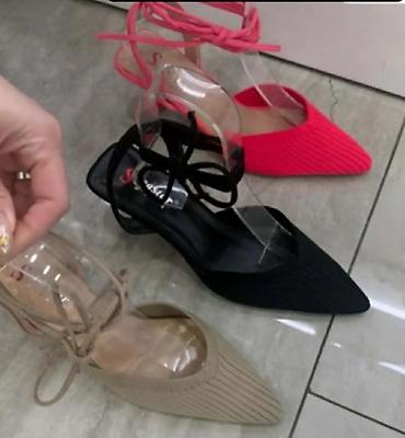 metro ugg: Elegantne ženske cipele na blok štiklu u puder roze boji. Špicasti vrh — 2