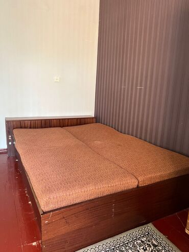 большой удобный диван: Диван-кровать, цвет - Коричневый, Б/у