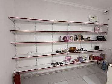 Rəf vitrinləri: Divar montajlı mağaza rəf sistemi - Modul konstruksiya: metal şaquli — 1