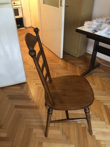 Setovi stolova i stolica: Dve drvene stolice i drveni stočić presvučen ultrapasom, nalaze se na — 5