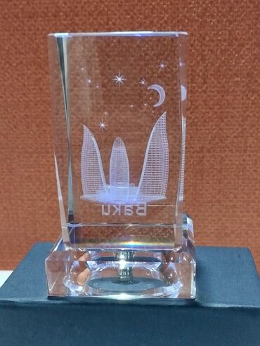 Hədiyyələr: Alov binaları olan suvenir satılır. Bərk şüşədən hazırlanıb, möhkəm — 10