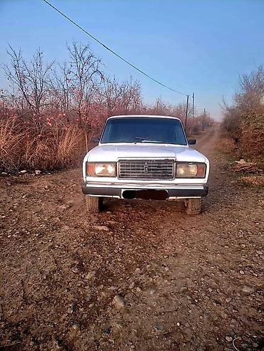 VAZ (LADA): VAZ 2107, ağ rəng, sedan gövdə. Texniki və interyer xüsusiyyətləri: - — 17