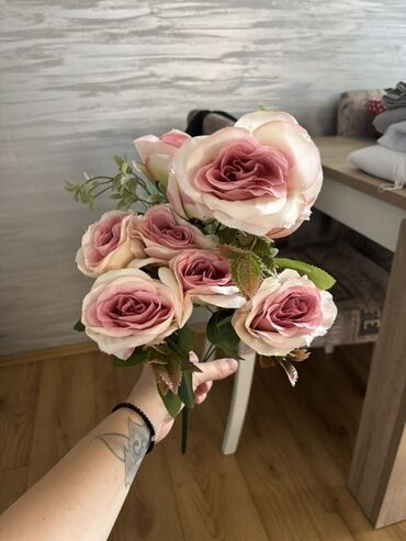 Ruža: Buket svilenih dekorativnih ruža – više varijanti.Ukoliko kupite vise na lalafo.rs — 16 Ruža: Buket svilenih dekorativnih ruža – više varijanti.Ukoliko kupite vise — 16