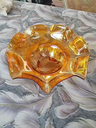 şuşə guzgu: Şüşə meyvə qabı – amber (bal rəngi) tonlarında, dekorativ dalğalı — 1