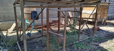 кара балта баран: Уличный курятник с выгулом (дерево + сетка) - Просторный вольер из
