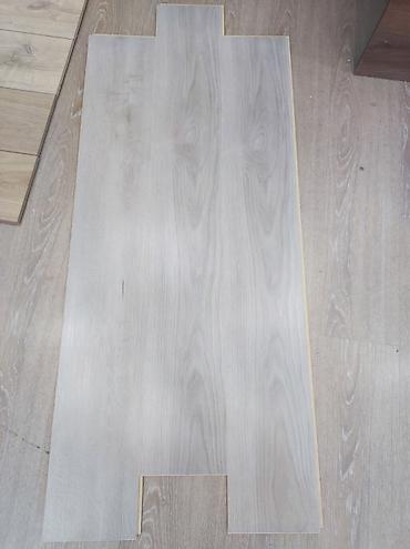 plastik döşəmə: Ağ-açıq palıd naxışlı döşəmə örtüyü (laminat/PVC panel). - Rəng: Açıq — 1