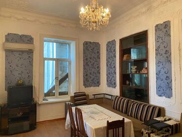 Uzunmüddətli kirayə mənzillər: Nizami metrosunun çıxışında 2 mertebeli binanın 2-ci mərtəbəsində — 9