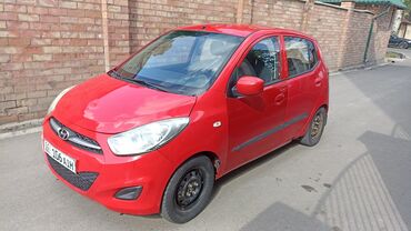 машины дешёвые: Компактный автомобиль Hyundai i10 в красном цвете. Этот маневренный