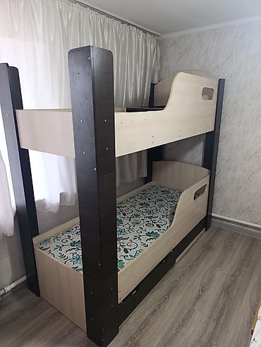 bunk bed: Двухъярусная кровать с выдвижными ящиками и мягкими матрасами - — 2