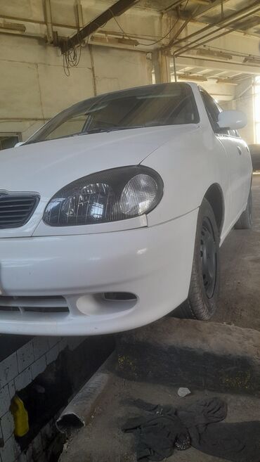 машина хундай соната: Белый седан Daewoo Lanos (4‑дверный). Основные особенности: - Кузов