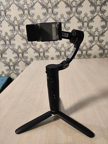 Другие аксессуары для фото/видео: Трёхосевой стабилизатор для смартфона с собственной экшн‑камерой в — 4