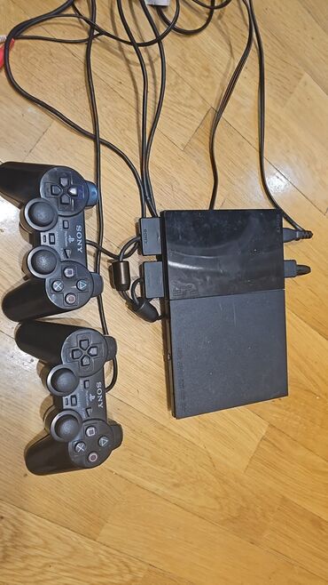 сколько стоит playstation 2: Sony firmasının play station 2 satılır. 2 ədəd pultu verilir, 1 futbol