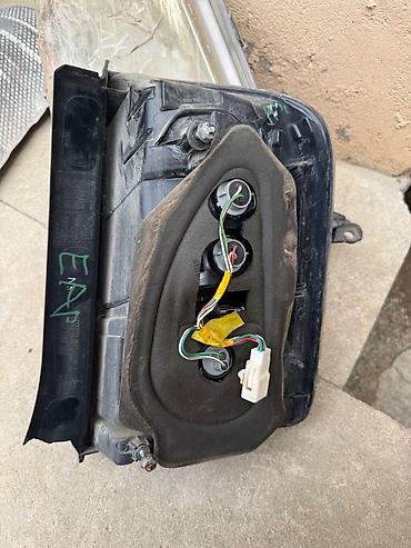 Digər nəqliyyat: Prius faralari bir terefin ust susesi qiriqdi umumiyetle faralarda is — 8