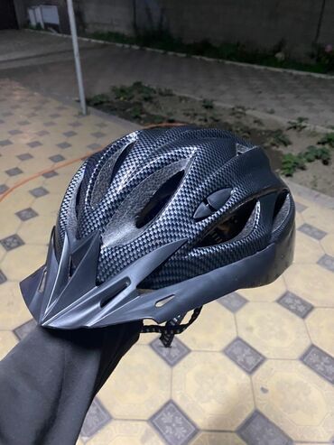 Велоаксессуары: Продаю шлем в Хорошем состоянии