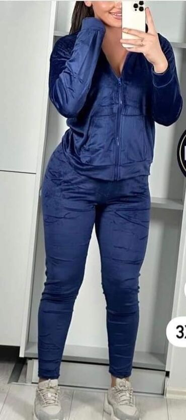 Gornji i donji deo: Plisane trenerke,vece velicine.
2.700
L,XL,2XL,3XL — 11