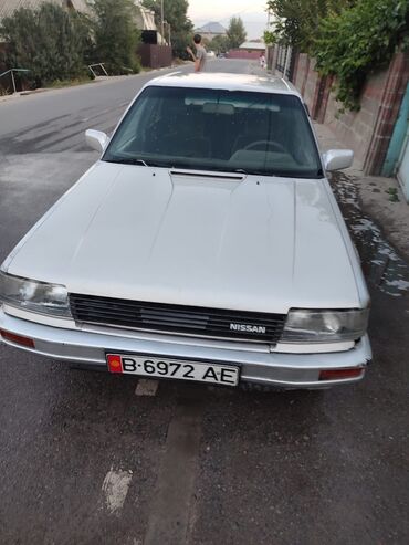 электромобиль neta: Nissan Bluebird - это хэтчбек серебристого цвета с классическим
