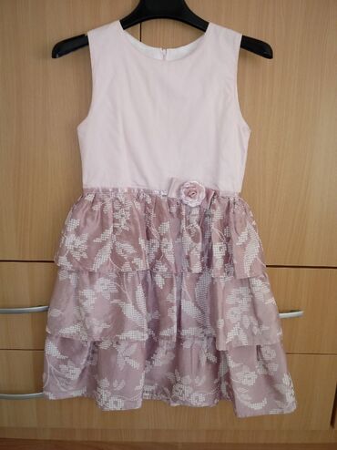 puder roza haljina: Haljina velicina 10, PRELEPAAAA
kao nova, obucena dva puta