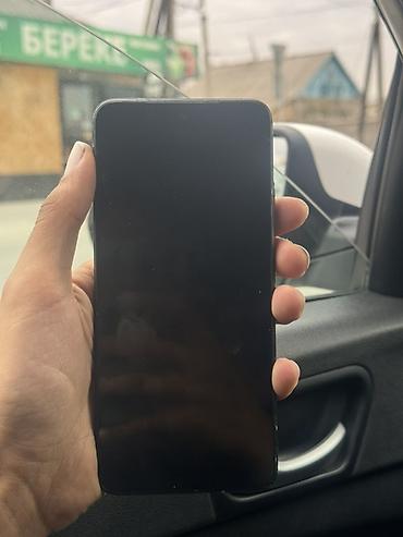 redmi note: Смартфон Xiaomi (серия Redmi, корпус в бордовом чехле с логотипом MI) — 1