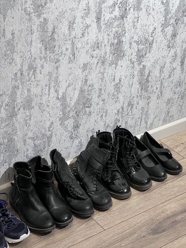 Комбинезоны: 13-пар обуви 40-41 размер отдам за 300 манат🖤