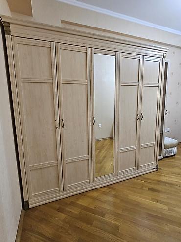 İstikbal paltar dolabı – təbii açıq ağac tonlarında, klassik dekorlu 5